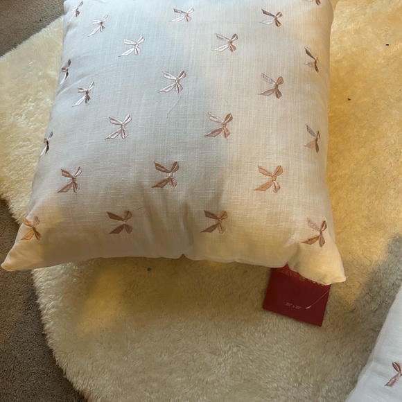 Set of two pink bow pillows - Picture 2 of 2